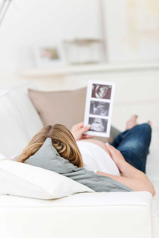 Schwangere Frau mit Ultraschallbilder